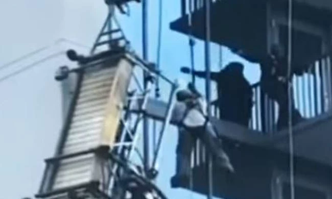 Βίντεο σοκ: Υπάλληλοι καθαριότητας κρέμονται στον αέρα από τον 38ο όροφο – Οι δραματικές στιγμές